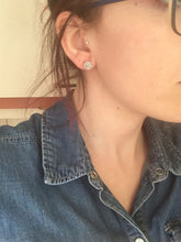 Load image into Gallery viewer, Boucles d'oreilles rondes minimalistes en argent