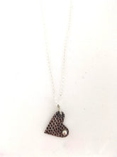 Charger l'image dans la galerie, Pendentif coeur texturé en argent avec perle rose