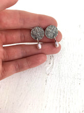 Load image into Gallery viewer, Boucles d'oreilles rondes avec perle en argent