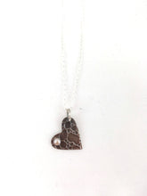 Charger l'image dans la galerie, Pendentif coeur texturé en argent avec perle rose