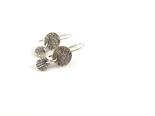 Load image into Gallery viewer, Boucles d'oreilles rondes texturées en argent