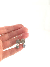 Load image into Gallery viewer, Boucles d'oreilles rondes texturées en argent
