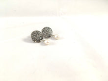 Load image into Gallery viewer, Boucles d'oreilles rondes avec perle en argent