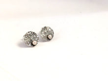 Charger l'image dans la galerie, Boucles d'oreilles rondes minimalistes avec perles