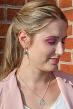 Charger l'image dans la galerie, Pendentif rond en argent avec motifs poinçonnés