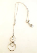 Load image into Gallery viewer, Rings necklace with silver pearl
