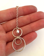 Load image into Gallery viewer, Rings necklace with silver pearl