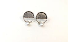 Load image into Gallery viewer, Silver textured round earrings with pearl