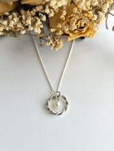 Charger l'image dans la galerie, Pendentif anneau torsadé avec perle
