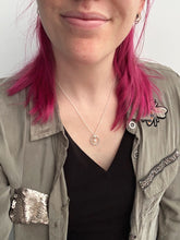 Charger l'image dans la galerie, Pendentif anneau torsadé avec perle
