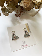 Load image into Gallery viewer, Boucles d&#39;oreilles coeurs pendants en argent avec perles roses
