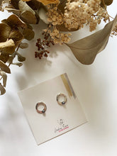 Load image into Gallery viewer, Boucles d&#39;oreilles en argent 925 texturées et forgées avec perles
