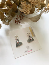 Charger l&#39;image dans la galerie, Boucles d&#39;oreilles coeurs pendants en argent avec perles roses
