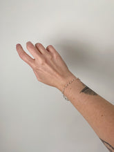 Load image into Gallery viewer, Bracelet minimaliste avec perle
