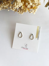 Load image into Gallery viewer, Boucles d&#39;oreilles gouttes avec topaze bleue
