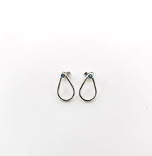 Load image into Gallery viewer, Boucles d&#39;oreilles gouttes avec topaze bleue

