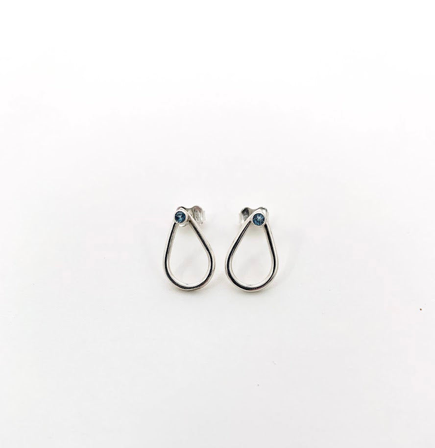 Boucles d'oreilles gouttes avec topaze bleue