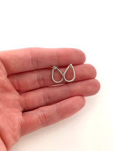 Load image into Gallery viewer, Boucles d&#39;oreilles gouttes avec péridot
