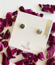 Charger l&#39;image dans la galerie, Boucles d&#39;oreilles rondes minimalistes avec perle
