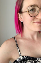 Charger l&#39;image dans la galerie, Boucles d&#39;oreilles rondes minimalistes avec perle
