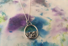 Load image into Gallery viewer, Pendentif texturé en argent
