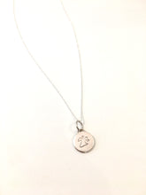 Load image into Gallery viewer, Pendentif fantôme minimaliste en argent
