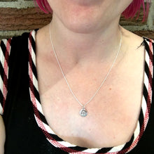 Load image into Gallery viewer, Pendentif minimaliste en argent

