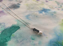 Load image into Gallery viewer, Pendentif en argent avec perle
