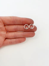 Load image into Gallery viewer, Boucles d&#39;oreilles rondes avec petite boule en argent
