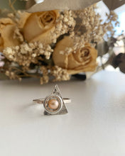 Load image into Gallery viewer, Bague triangle avec perle rose
