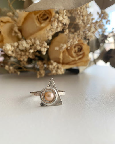 Bague triangle avec perle rose