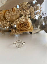 Load image into Gallery viewer, Bague ronde avec boule d&#39;argent
