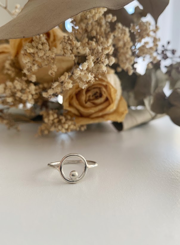 Bague ronde avec boule d'argent