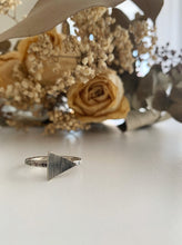 Load image into Gallery viewer, Bague triangle en argent
