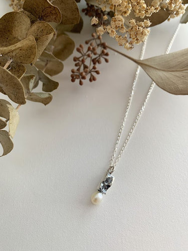 Pendentif minimaliste rectangle avec perle