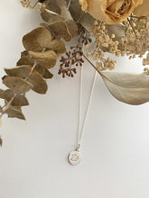 Load image into Gallery viewer, Pendentif minimaliste fantôme en argent
