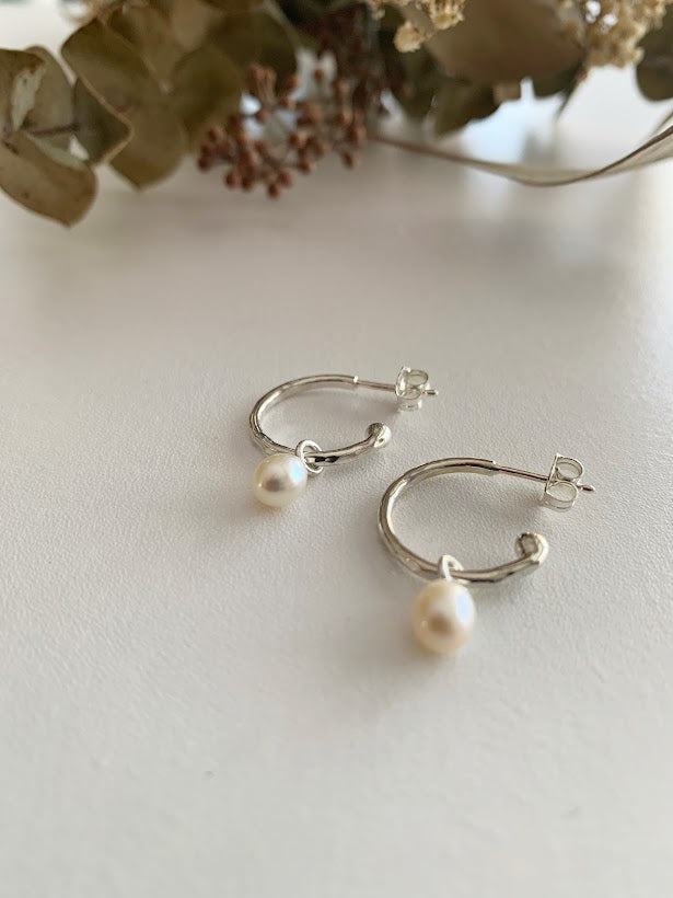 Anneaux avec perles blanches