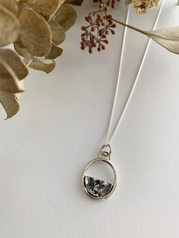 Pendentif ovale texturé en argent