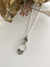 Load image into Gallery viewer, Pendentif rond en argent avec minis anneaux
