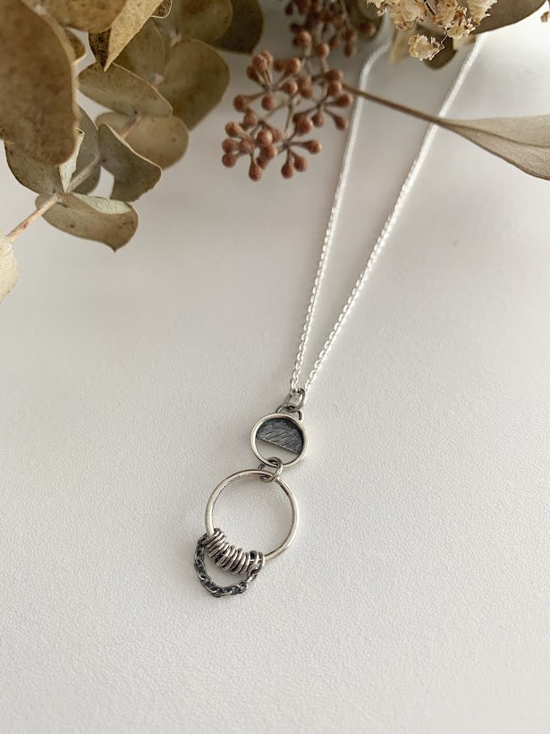 Pendentif rond en argent avec minis anneaux