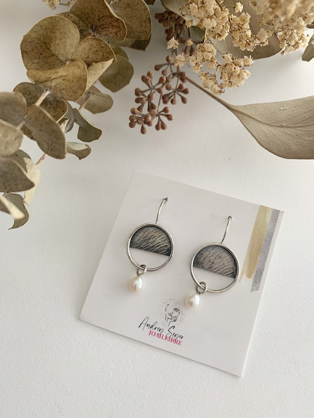 Boucles d'oreilles à crochet en argent avec perle blanche