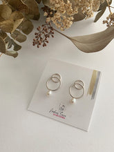 Load image into Gallery viewer, Boucles d&#39;oreilles anneaux en argent avec perles blanches
