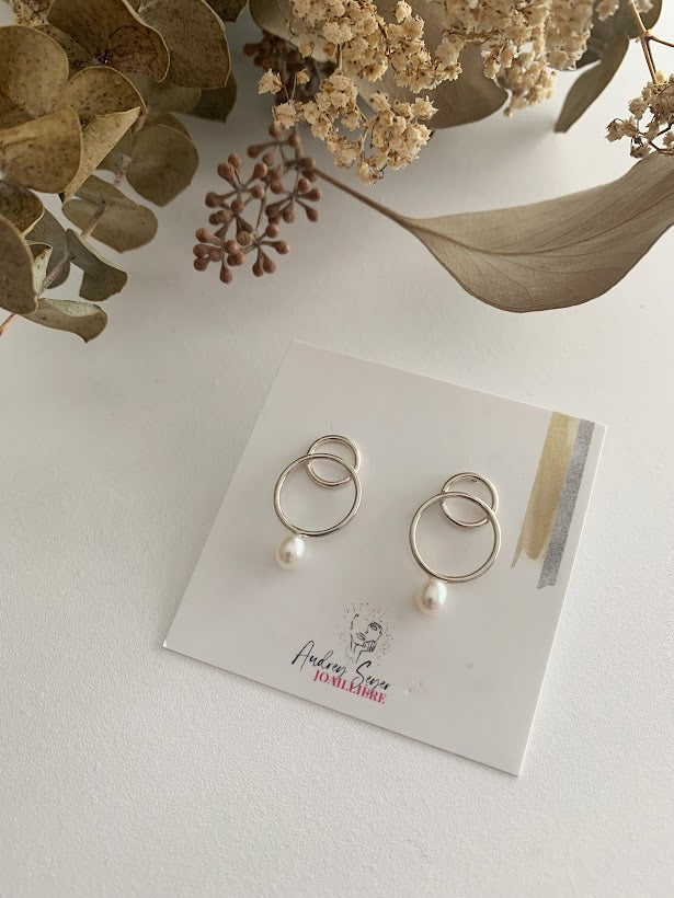 Boucles d'oreilles anneaux en argent avec perles blanches