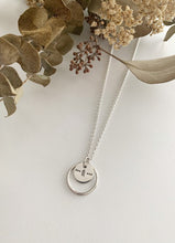 Load image into Gallery viewer, Pendentif rond en argent avec motifs poinçonnés
