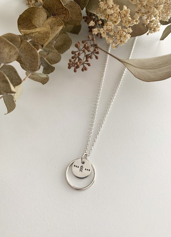 Pendentif rond en argent avec motifs poinçonnés