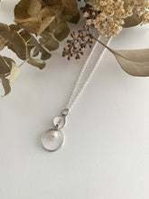 Load image into Gallery viewer, Pendentif en argent avec motif poinçonné et perle

