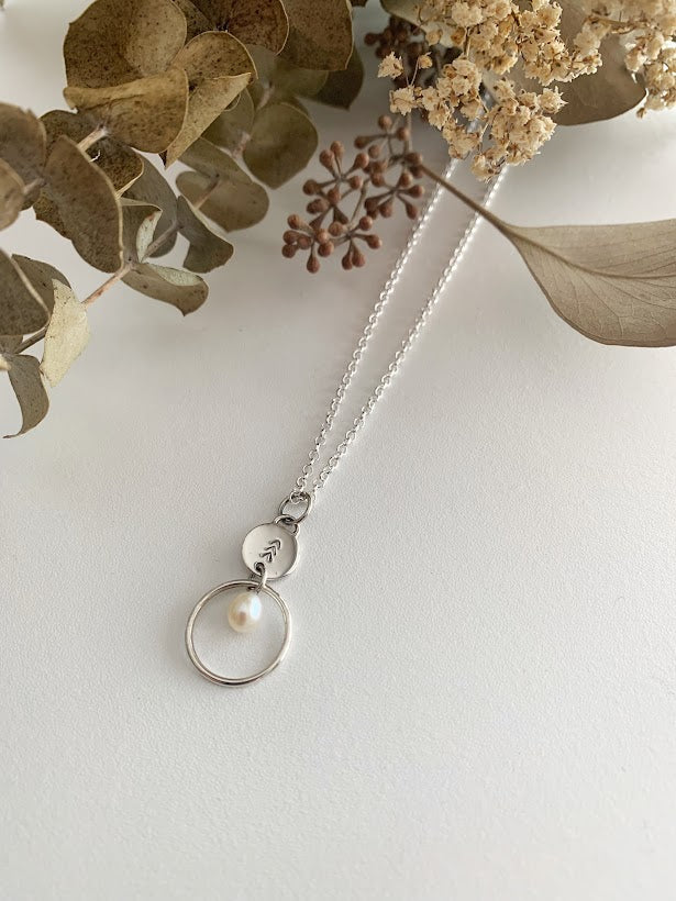 Pendentif en argent avec motif poinçonné et perle