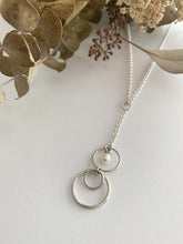 Load image into Gallery viewer, Collier anneaux avec perle en argent
