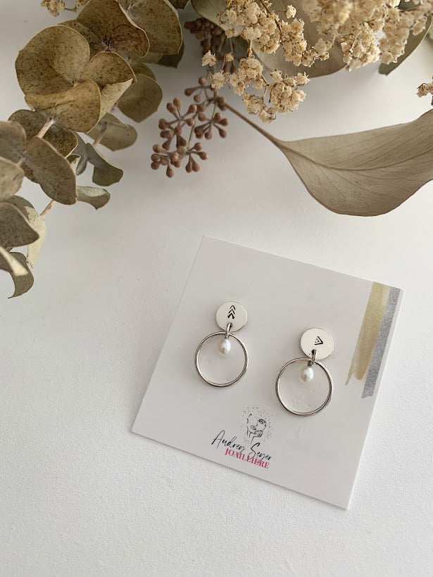 Boucles d'oreilles rondes avec motif poinçonné et perle blanche