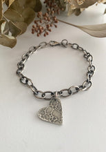 Load image into Gallery viewer, Bracelet coeur texturé en argent
